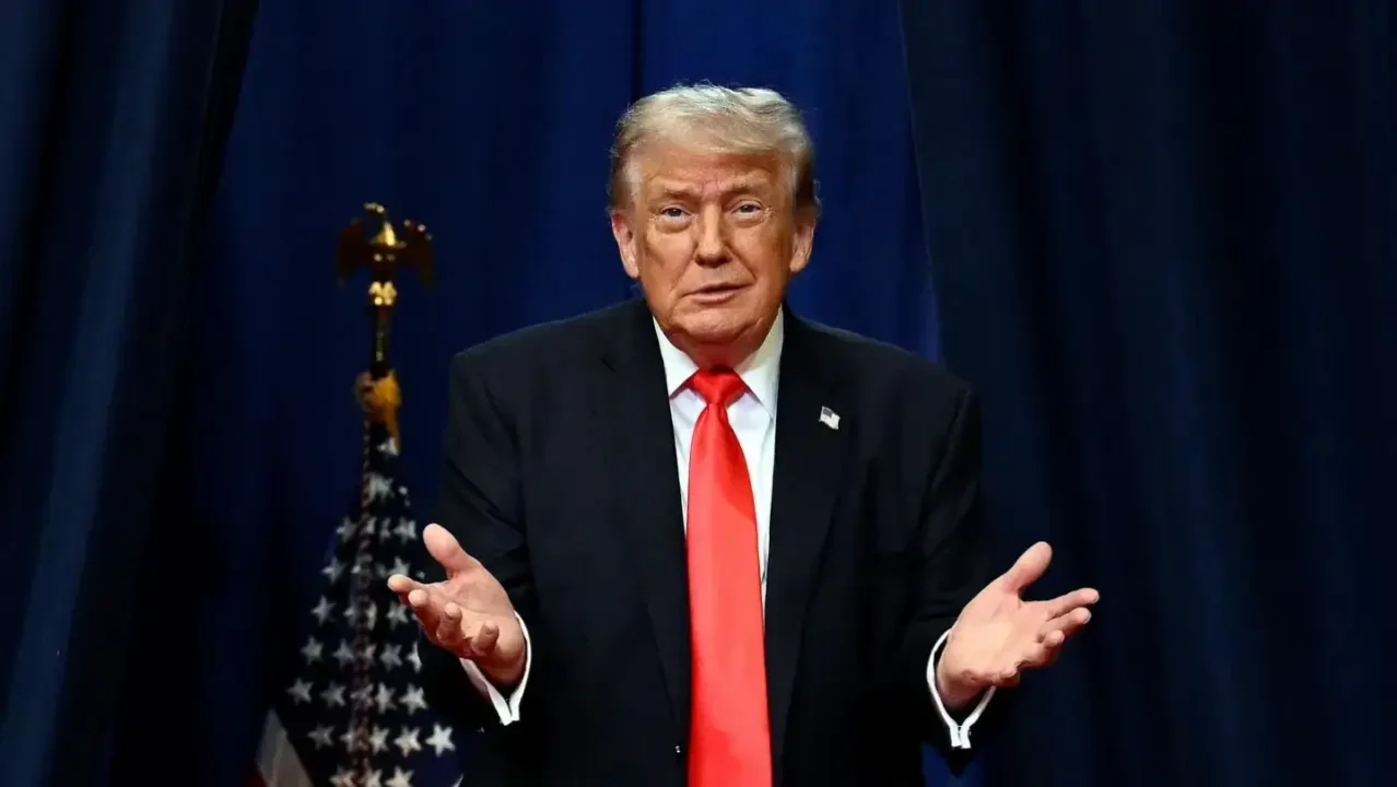 Extraña serie de publicaciones de Trump incluye una foto nadando sin camisa en el estanque reflectante de Washington
