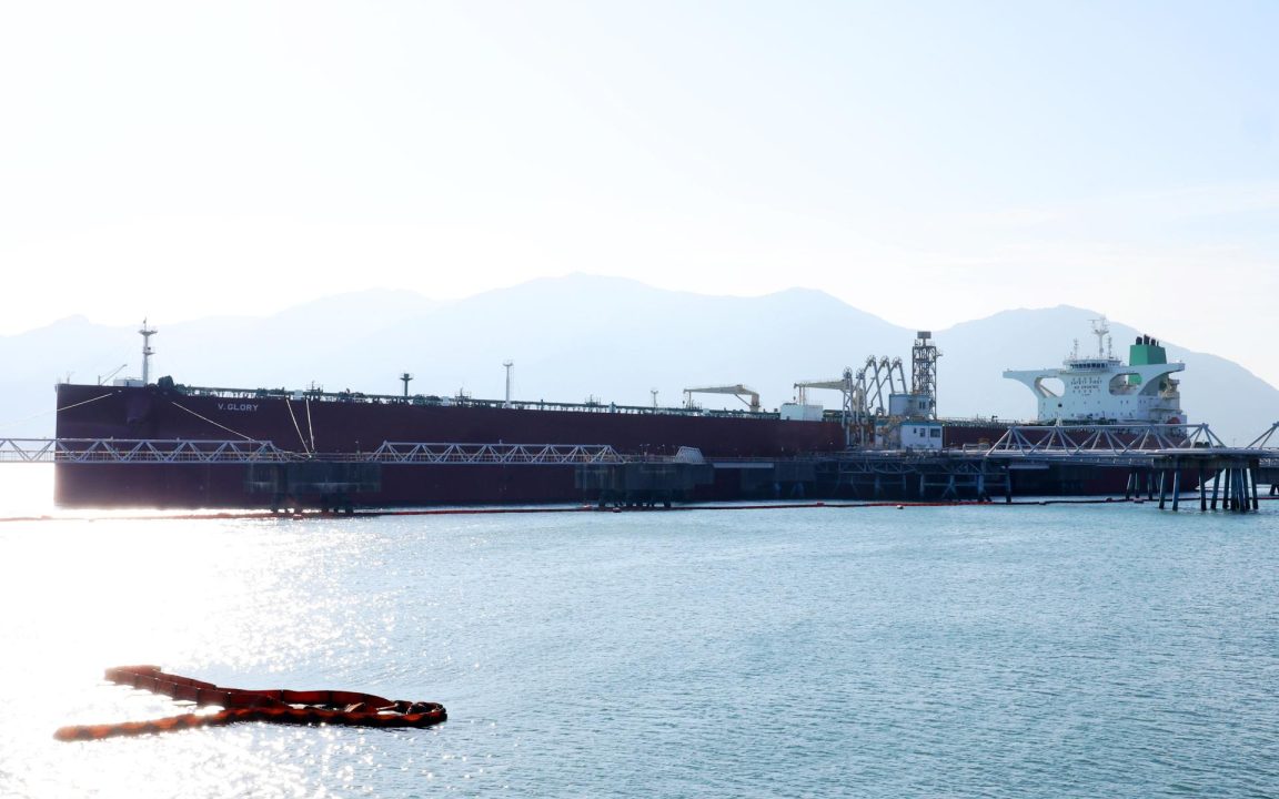 Petróleo se eleva mientras esperanzas de paz entre Irán y EU se desvanecen
