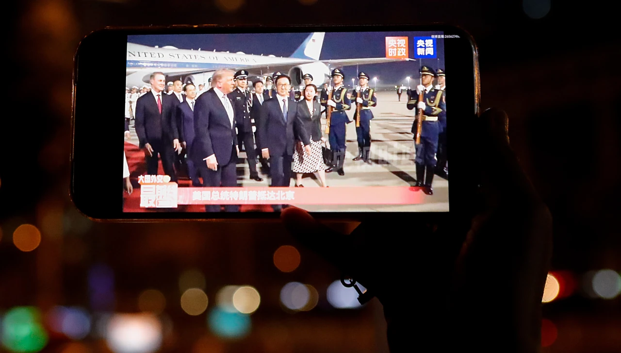 Trump ya está en China para la cumbre con Xi, acompañado del CEO de Nvidia