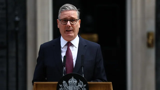 El primer ministro Keir Starmer anuncia su dimisión como primer ministro del Reino Unido y líder del Partido Laborista, frente al número 10 de Downing