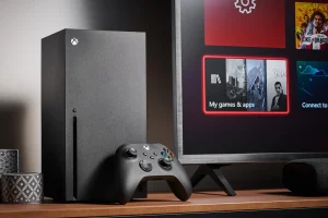 Salón con una consola de videojuegos doméstica Microsoft Xbox Series X junto a un televisor y una barra de sonido. Foto de Phil Barker/Future Publishing vía Getty Images