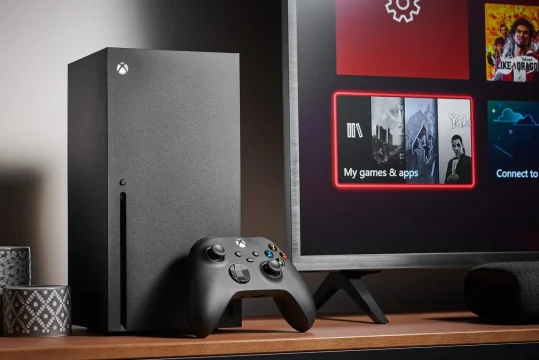 Salón con una consola de videojuegos doméstica Microsoft Xbox Series X junto a un televisor y una barra de sonido. Foto de Phil Barker/Future Publishing vía Getty Images