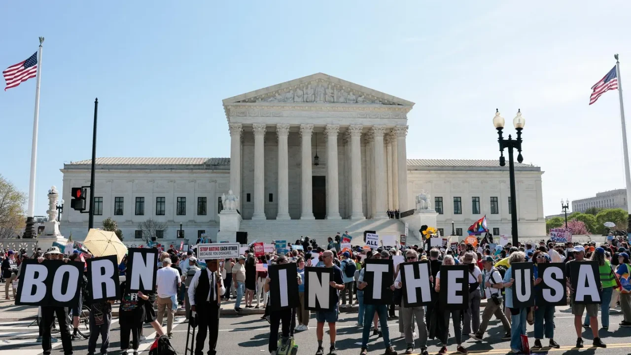 Corte Suprema de EU dictamina que Trump no puede restringir la ciudadanía por derecho de nacimiento