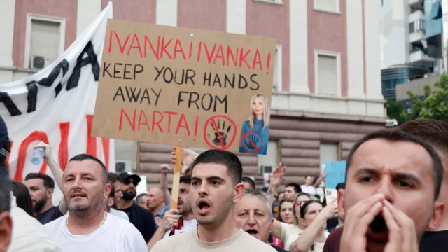 Manifestantes participan en una manifestación frente a la oficina del primer ministro en Tirana, Albania, el 3 de junio. AFP vía Getty Images