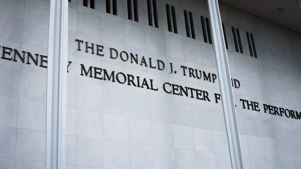 El Kennedy Center comienza a retirar el nombre de Trump