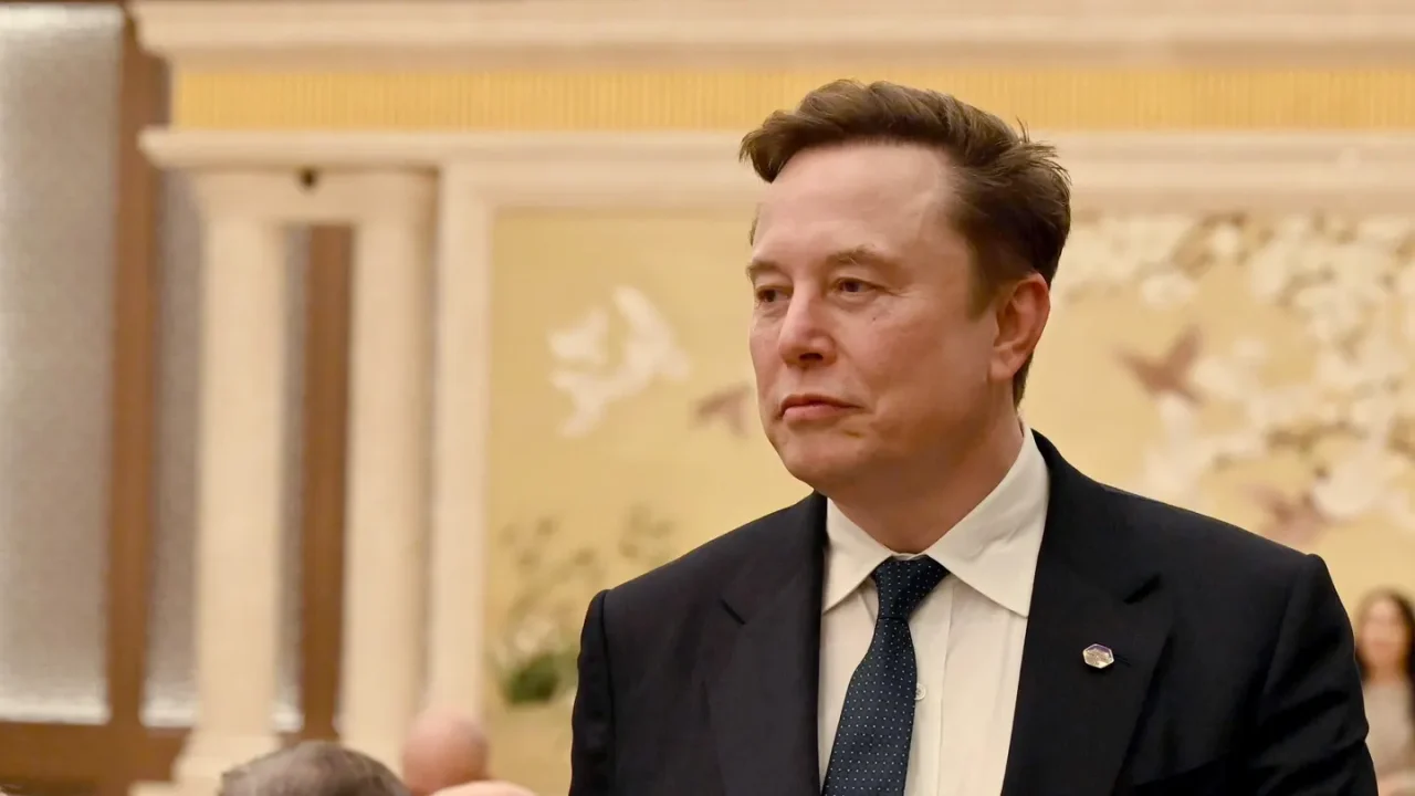 Patrimonio neto de Musk cae 50,000 mdd por desplome de Tesla, mientras se acerca a convertirse en trillonario