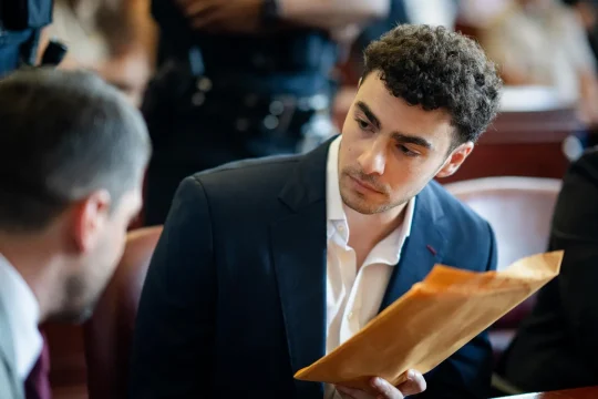 Luigi Mangione comparece en una audiencia en el Tribunal Penal de Manhattan el 17 de junio de 2026 en la ciudad de Nueva York. Foto de Angelina Katsanis-Pool/Getty Images
