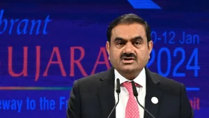 La fortuna de Adani disminuyó constantemente tras las acusaciones de fraude presentadas por Estados Unidos, que posteriormente fueron desestimadas. Foto: AFP vía Getty Images