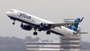 El precio de las acciones de JetBlue cayó el lunes, antes de recuperarse ligeramente. Getty Images