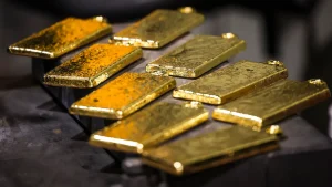 Lingotes de oro extraídos de sus moldes en la fundición de la refinería ABC en Sídney, el 29 de abril de 2025. Foto de DAVID GRAY / AFP