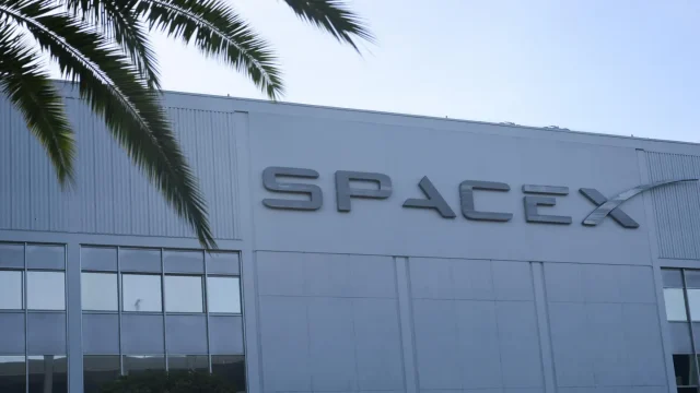 Es probable que la empresa aeroespacial de Elon Musk bata récords en su debut bursátil. AFP vía Getty Images