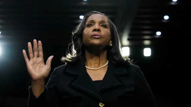 Lisa Cook jura su cargo durante una audiencia de confirmación de candidaturas al Comité Bancario del Senado el 21 de junio de 2023 en Washington, DC. Foto: Getty Images