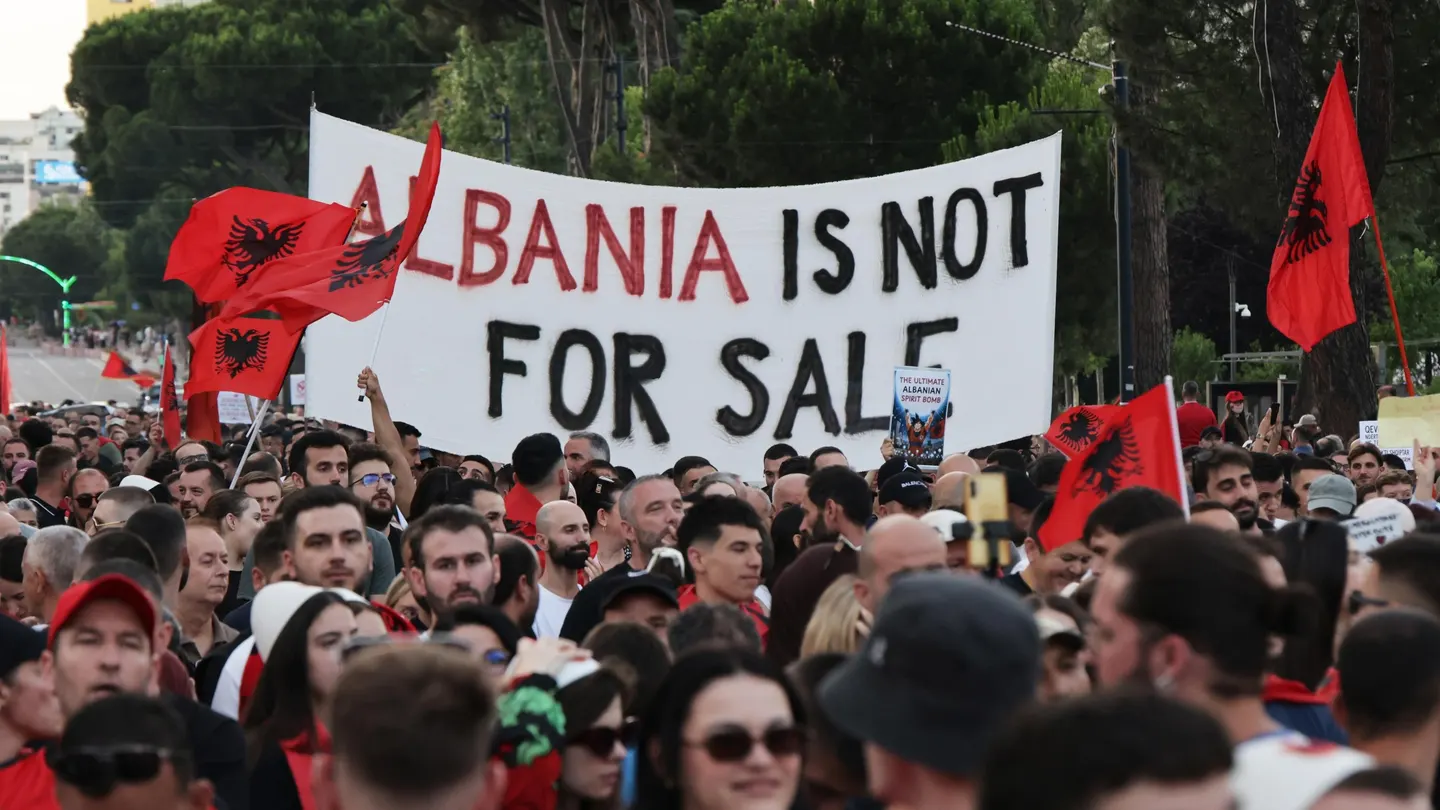 Líder albanés compara a los manifestantes ‘fascistas’ del proyecto Kushner-Trump con los nazis
