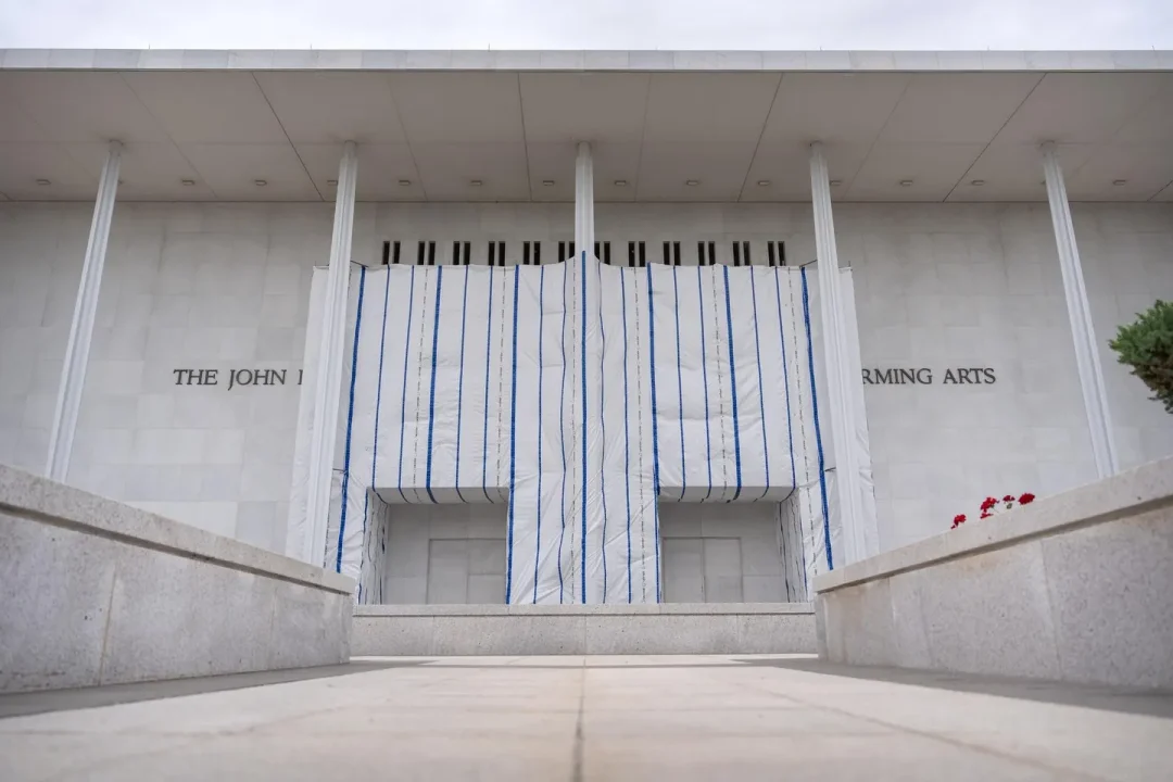 Lona aún bloquea letrero del Kennedy Center