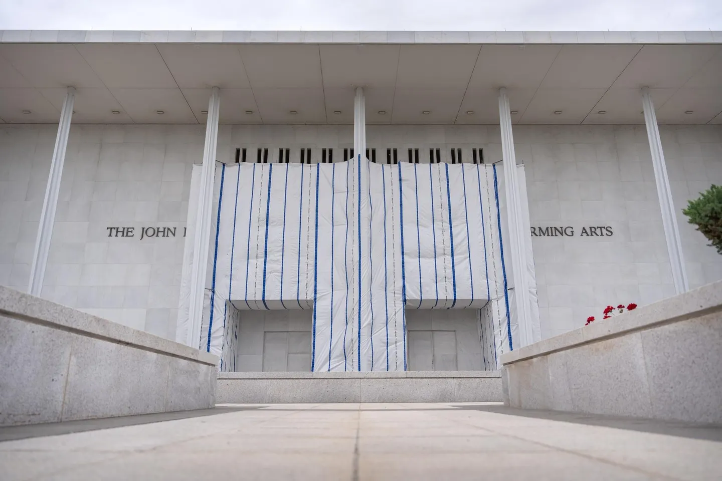Lona aún bloquea letrero del Kennedy Center