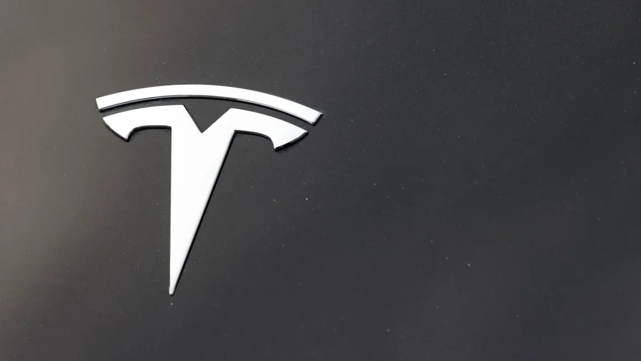 Conductor de Tesla usó piloto automático en accidente fatal
