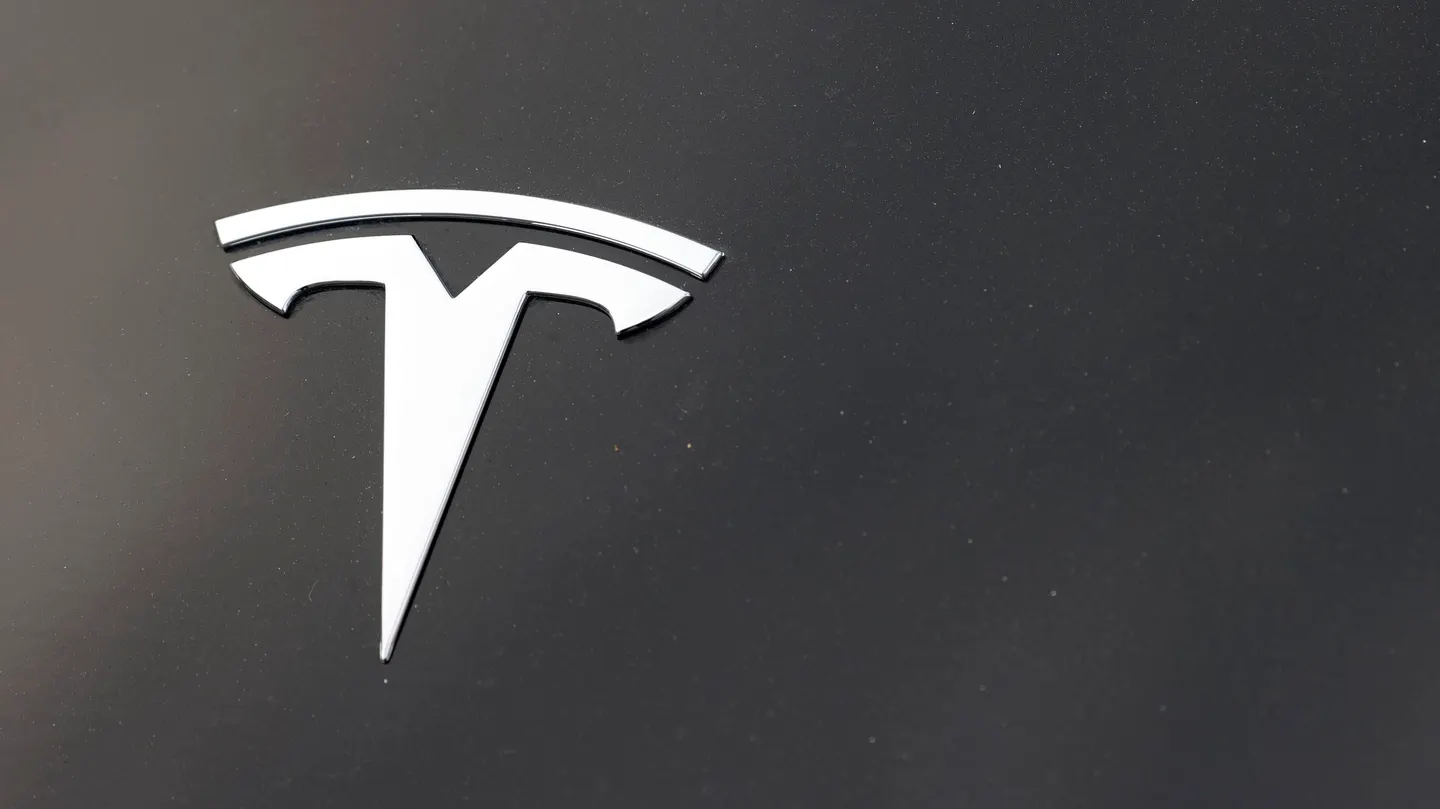 Conductor de Tesla usó piloto automático en accidente fatal