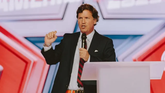 El comentarista político conservador y presentador de podcast Tucker Carlson habla en la conferencia anual AmericaFest de Turning Point, en memoria del fallecido activista político de derechas Charlie Kirk, en Phoenix, Arizona.