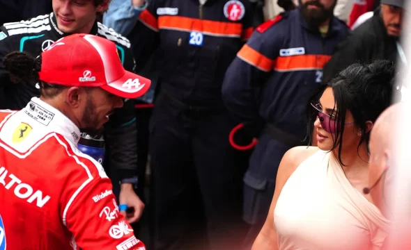 Lewis Hamilton, de Ferrari, a la izquierda, y Kim Kardashian tras el Gran Premio de Mónaco el domingo 7 de junio de 2026. (Foto de David Davies/PA Images vía Getty Images