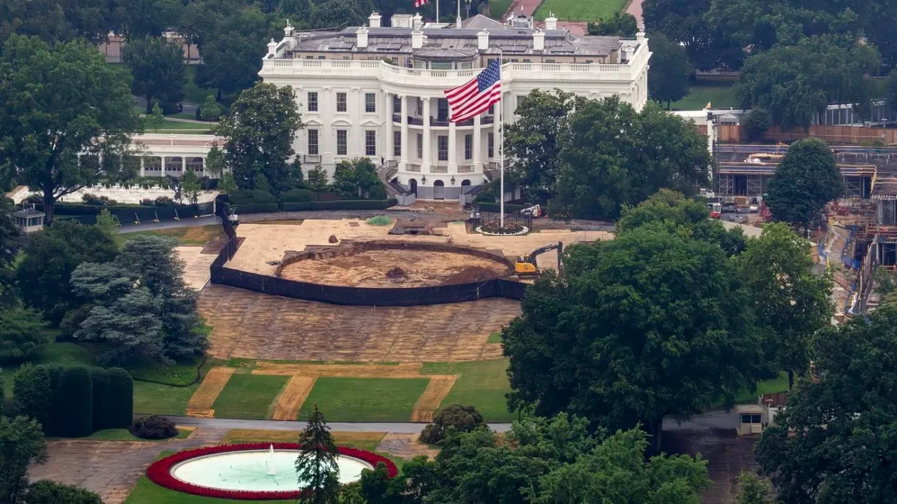 Inician obras de helipuerto en la Casa Blanca, pero Trump guarda silencio