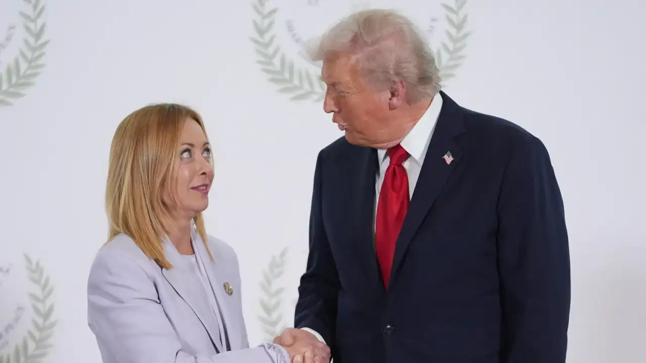 Trump arremete contra la italiana Meloni y afirma de nuevo que ella le ‘suplicó’ que se tomara una foto con él