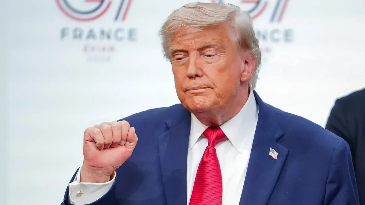 Trump condena duramente a los críticos del acuerdo con Irán mientras precio de la gasolina baja en EU