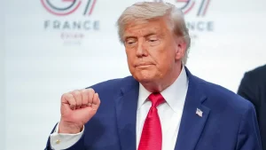 El presidente Donald Trump hace un gesto al abandonar el escenario tras una rueda de prensa al final de la cumbre del G7. Copyright 2026 The Associated Press. Todos los derechos reservados.
