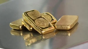 Los futuros de oro y plata cayeron el jueves. (Foto AP/Sakchai Lalit
