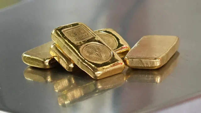 Los futuros de oro y plata cayeron el jueves. (Foto AP/Sakchai Lalit