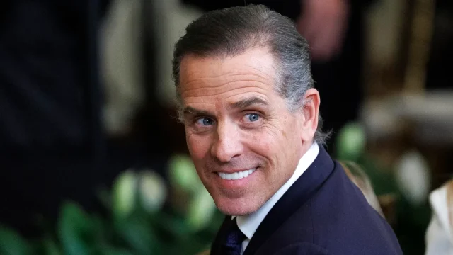 Hunter Biden, hijo del presidente Joe Biden, observa desde la Sala Este de la Casa Blanca el 4 de enero de 2025. Getty Images