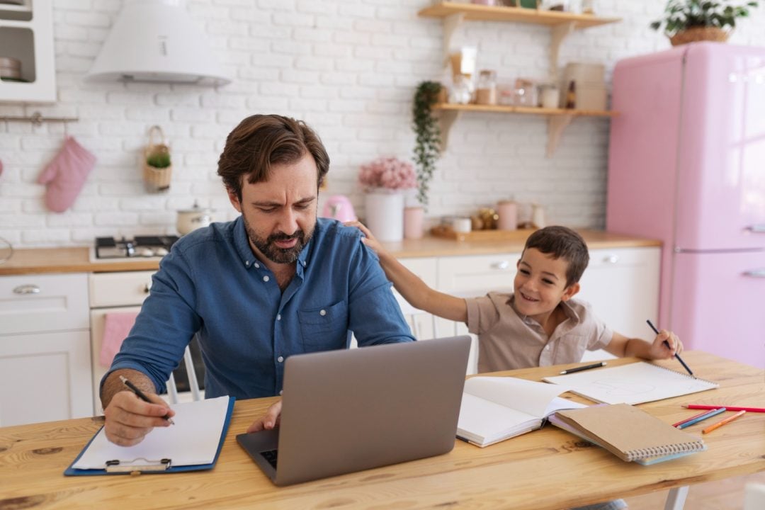 Carece 61% de papás de beneficios para equilibrar trabajo y paternidad: sondeo