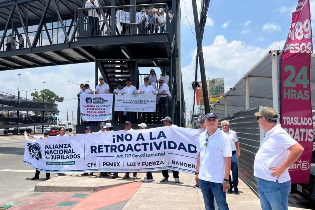 Jubilados de Pemex protestan en aeropuertos por la reducción de pensiones