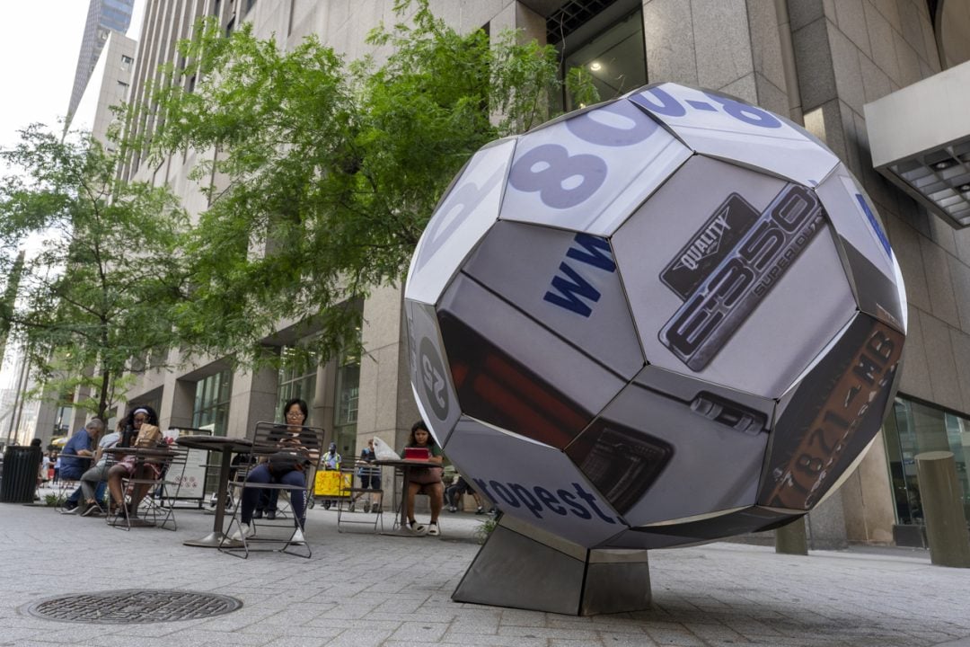 Esculturas de balones en calles de NY y Nueva Jersey dan bienvenida al Mundial