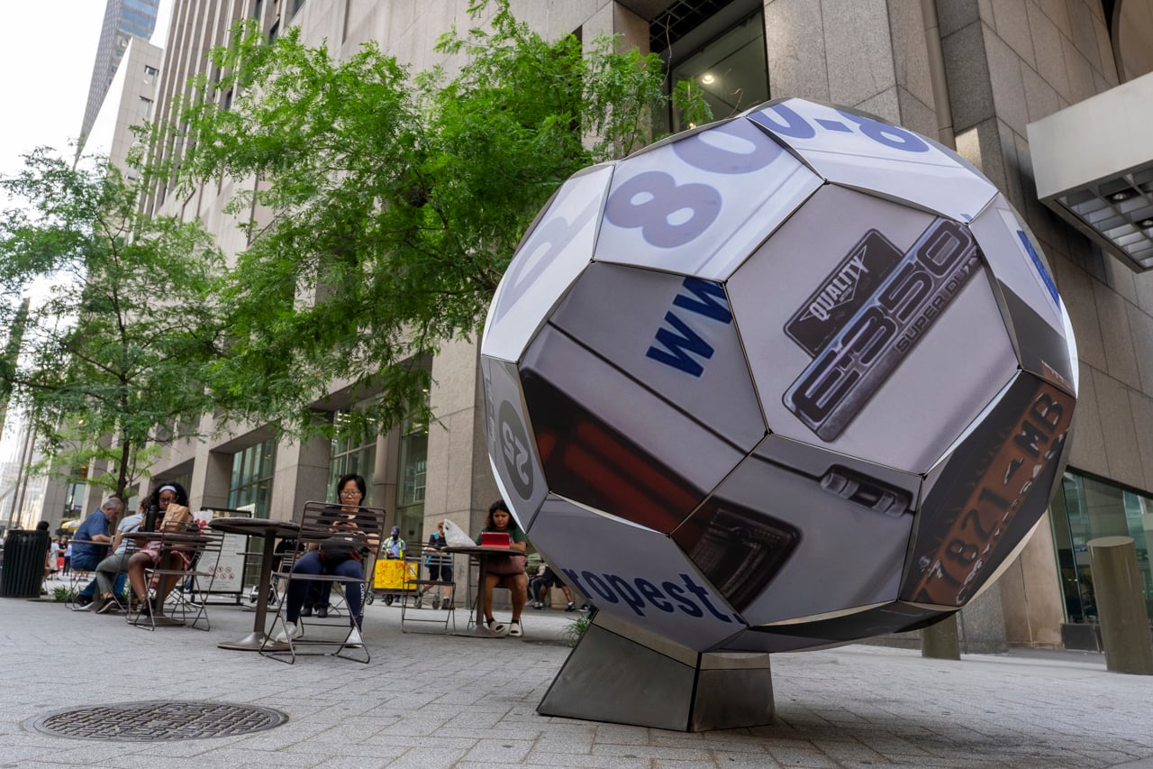 Esculturas de balones en calles de NY y Nueva Jersey dan bienvenida al Mundial