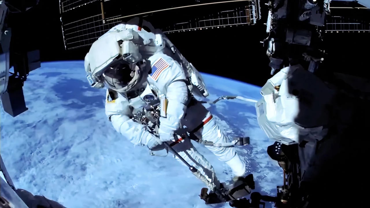 Astronautas de la NASA reparan brazo robótico de la EEI