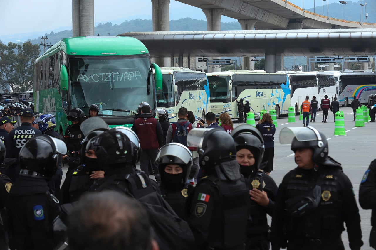 Frenan a estudiantes de Ayotzinapa que se unirían a protestas de la CNTE