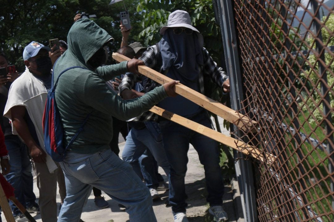 CNTE irrumpe en oficinas de la SEP mientras siguen las negociaciones con el Gobierno