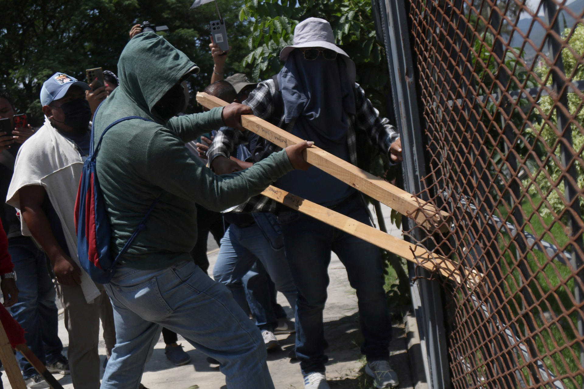 CNTE irrumpe en oficinas de la SEP mientras siguen las negociaciones con el Gobierno