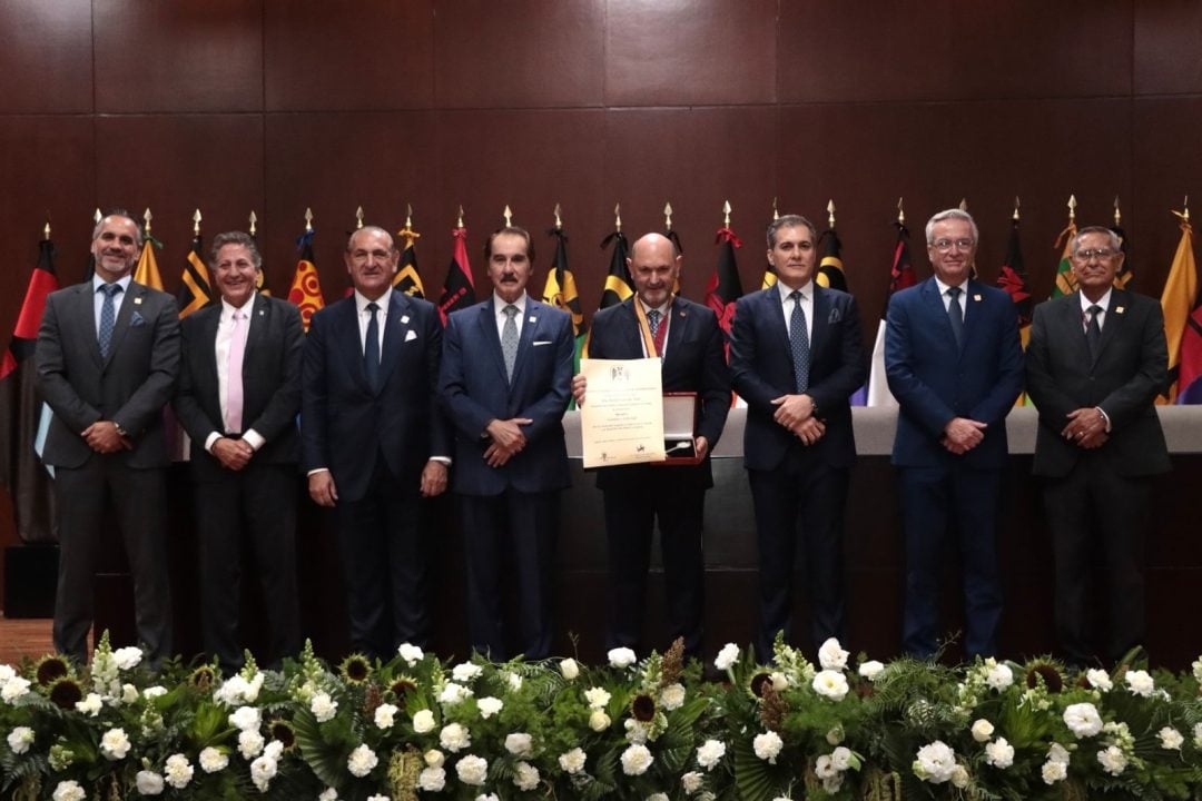 La UAG distingue al presidente de la Real Federación Española de Futbol con su medalla más alta