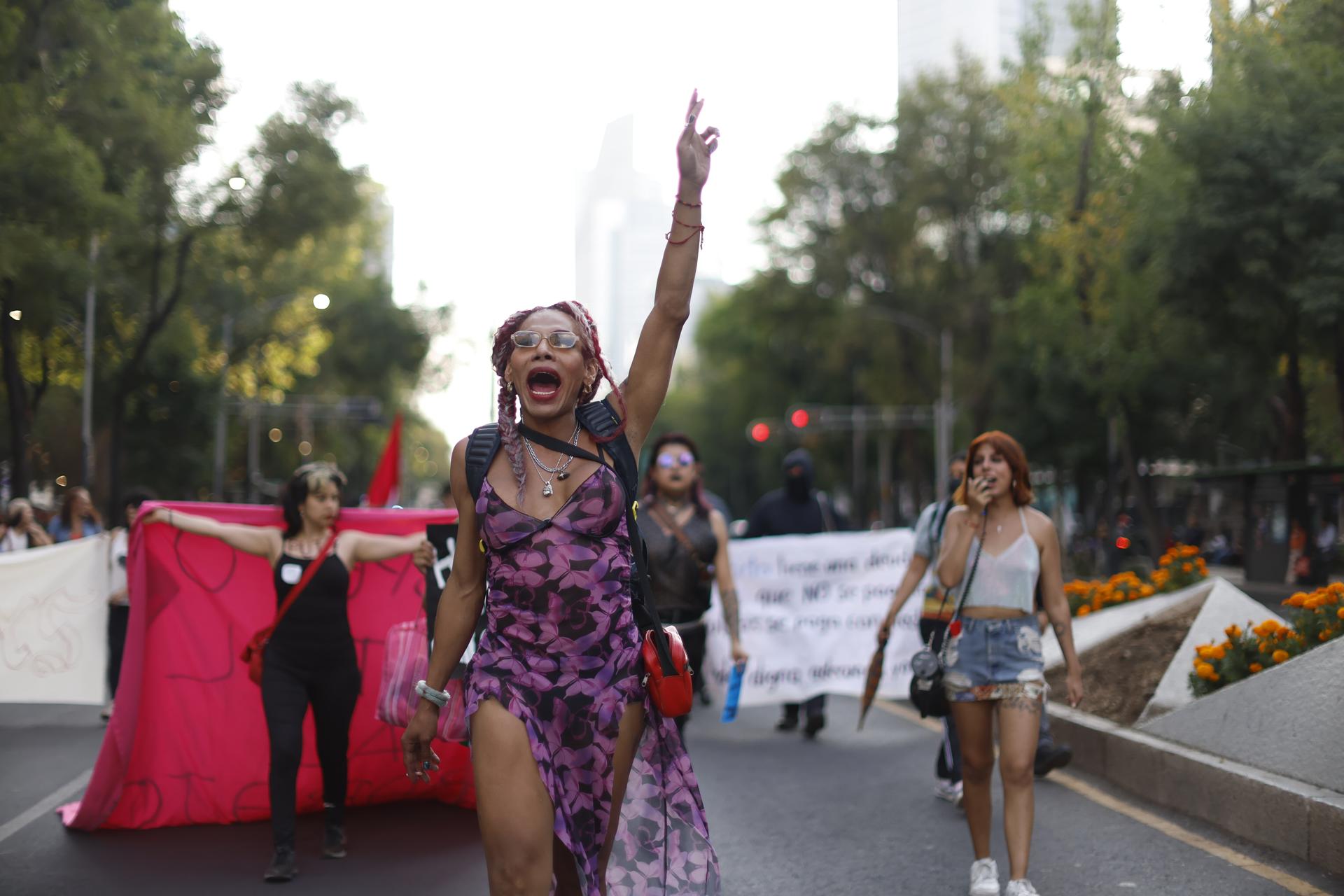 Trabajadoras sexuales protestan por obras del Mundial en CDMX