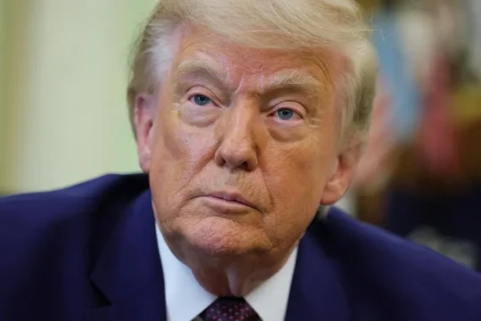 El presidente Donald Trump observa durante un acto en el Despacho Oval de la Casa Blanca. Getty Images