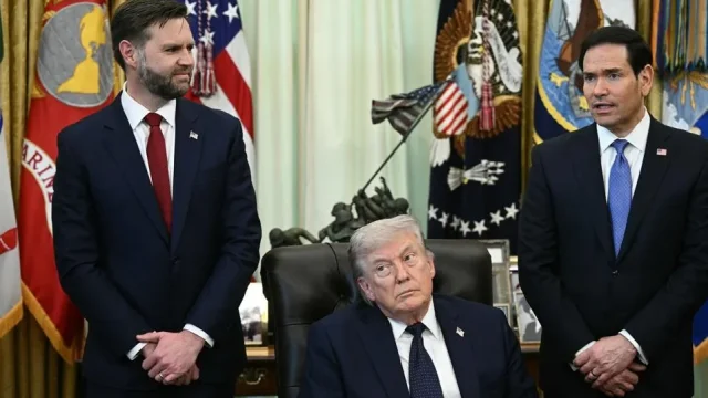 El vicepresidente JD Vance y el presidente Donald Trump escuchan al secretario de Estado Marco Rubio durante una reunión en la Casa Blanca en Washington, DC, el 23 de abril de 2026. El presidente estadounidense Donald Trump se reunió con enviados libaneses e israelíes en una nueva ronda de conversaciones de paz el jueves, con Beirut solicitando una prórroga de un mes de un inestable alto el fuego. (Foto de Brendan SMIALOWSKI / AFP vía Getty Images