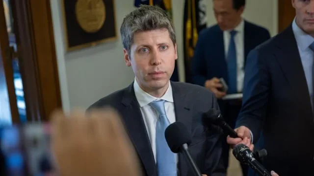 WASHINGTON, DC - 3 de junio: El CEO de OpenAI, Sam Altman, habla con periodistas tras una reunión con el senador Bernie Sanders en el edificio de oficinas del Senado Dirksen en Washington, DC, el 3 de junio de 2026. (Foto de Nathan Posner/Anadolu vía Getty Images