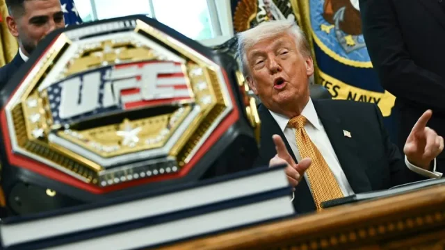 Un cinturón de campeón de la UFC y el presidente Donald Trump en el Despacho Oval de la Casa Blanca el 6 de mayo de 2026. AFP vía Getty Images