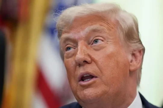 El presidente Donald Trump pronuncia un discurso durante la ceremonia de firma de la "Ley de Seguridad para Estados Unidos" en el Despacho Oval de la Casa Blanca en Washington, D.C., el 10 de junio de 2026. Foto: AFP vía Getty Images