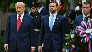 El presidente Donald Trump, el vicepresidente JD Vance y el secretario de Defensa Pete Hegseth llegan a la ceremonia de colocación de ofrendas florales en el Cementerio Nacional de Arlington, en Arlington, Virginia, el 25 de mayo de 2026. (Foto de Kent NISHIMURA / AFP vía Getty Images