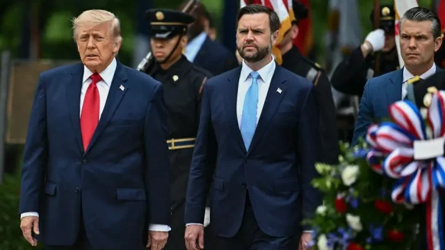 El presidente Donald Trump, el vicepresidente JD Vance y el secretario de Defensa Pete Hegseth llegan a la ceremonia de colocación de ofrendas florales en el Cementerio Nacional de Arlington, en Arlington, Virginia, el 25 de mayo de 2026. (Foto de Kent NISHIMURA / AFP vía Getty Images