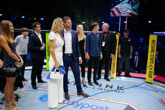 Eric Trump, Lara Trump y otros invitados se reúnen dentro del Octágono en UFC Freedom 250 en el jardín sur de la Casa Blanca en Washington, DC, el 15 de junio de 2026. (Foto de Evan Vucci / POOL / AFP vía Getty Images