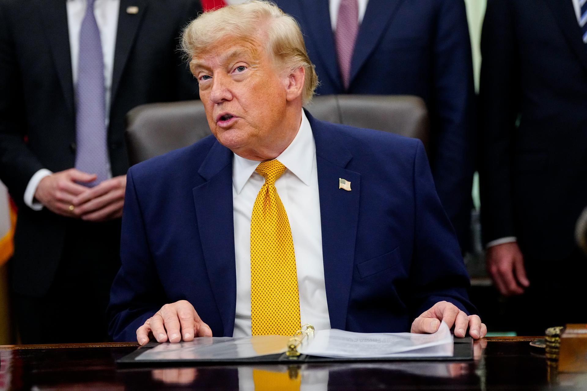 Trump se reunirá con fabricantes de municiones en medio de la presión para reabastecer las reservas de armas