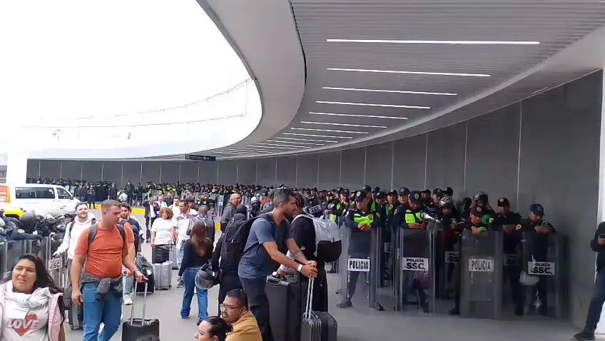 Blindan al AICM ante protestas de maestros a horas del Mundial